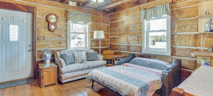 Historical Log Cabin on 80 Acres in Hartford! Hotels in Dodge County