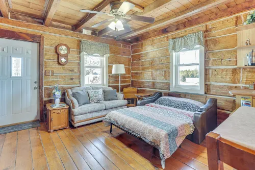 Historical Log Cabin on 80 Acres in Hartford! - Badekar
