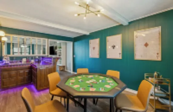 The Full House— Beds~Near Rose District~Shuffleboard~Poker Room~Game Room