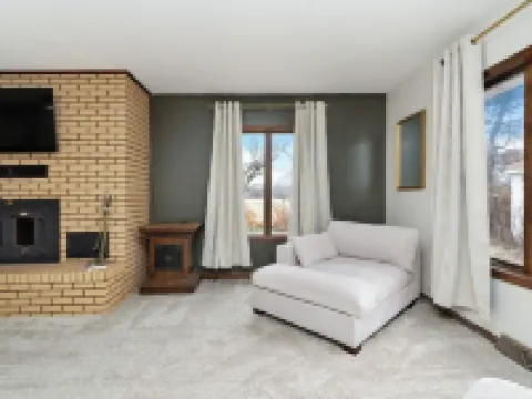 Nicely Located 2-bedroom duplex apartment newly updated in Herington. Hotels in Dickinson County