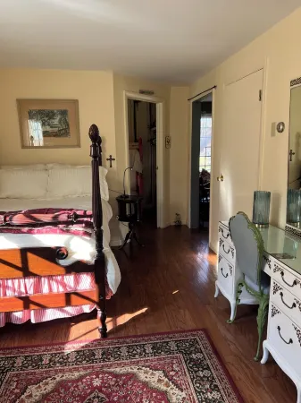 Charming 2-bedroom farm cottage in quiet Killingworth neighborhood