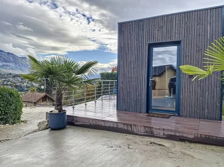 Tiny House in the hills above Aix Les Bains, 20 minutes from skiing and 10 minutes from the lake! Отели в г. Грези-Сюр-Экс
