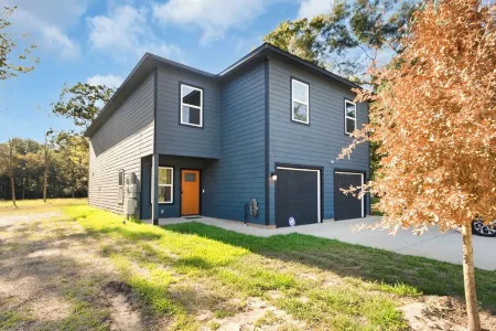 Zen Estates-Townhome for Small Group 3Br Modern Retreat Near Lake Conroe!