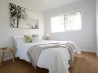 5 mins walk to Beach - Modern Beachy Escape. Netflix, Full Kitchen, Comfy Beds! Hotels in Terrigal
