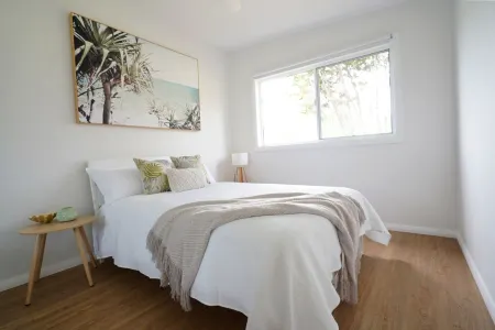 5 mins walk to Beach - Modern Beachy Escape. Netflix, Full Kitchen, Comfy Beds! Отели в г. Терригал