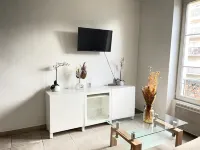 Appartement Lumineux 3 Pièces au Pied de la Gare RER du Bourget Hotels in Le Bourget