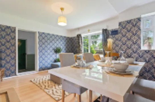 Beautiful 5 Bedroom House with free parking,penn rd Hotels in Aylesbury