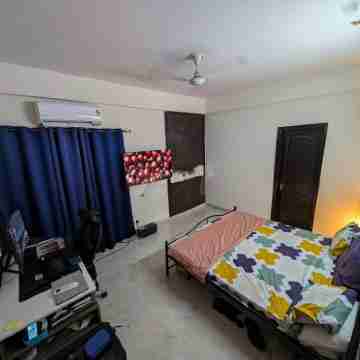 Beautiful Cozy 3-bedroom apartment with AC in Noida Rooms