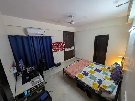Beautiful Cozy 3-bedroom apartment with AC in Noida Отели в г. Ноида