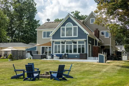 Luxury Lakefront Home: Hot Tub l Beach l Sleeps 15