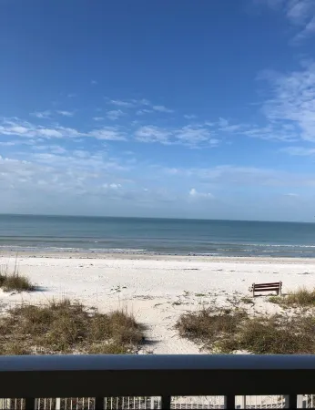 Enjoy beautiful sunsets from the balcony or wade into the waves just steps away! Отели рядом с достопримечательностью «Тики Гарденс - Индиан-Шорс Бич Аксесс»