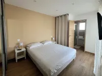 Modern villa with pool near beach and freeway Hotels in Serignan