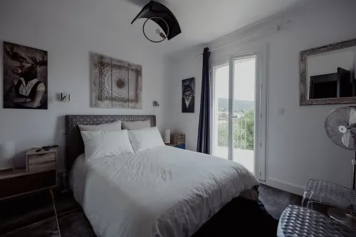 Contemporary 5-bedroom villa, 170 m2, sea view, heated pool, near beach