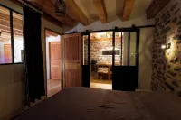 Le manoir de la Chaumette Independent apartment with games room and swimming pool