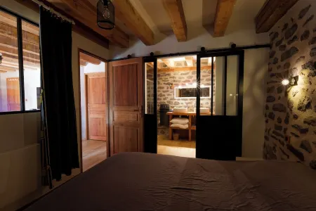 Le manoir de la Chaumette Independent apartment with games room and swimming pool