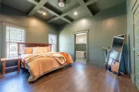 The Vandeveer, Stunning Craftsman Estate in Historic Downtown Burnet Hotels in Burnet