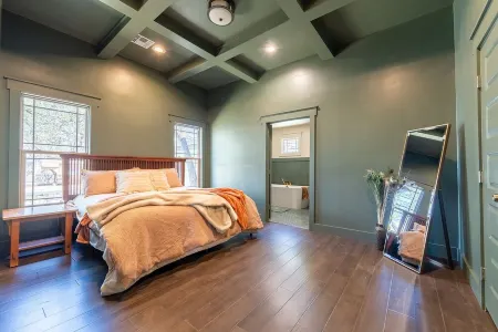 The Vandeveer, Stunning Craftsman Estate in Historic Downtown Burnet