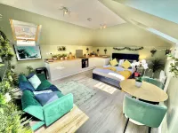 Luxe Chic Retreat - Tropical Vibes - Minutes Walk to Town and Beach - Sleeps 3