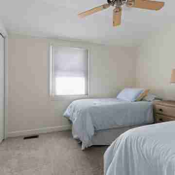 Charming 2-bedroom 1 full bath cottage in wonderful Fontana with AC, WiFi. Rooms