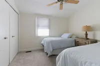 Charming 2-bedroom 1 full bath cottage in wonderful Fontana with AC, WiFi.