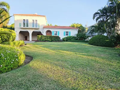 4-bedroom villa in enchanting Lance aux Epines with AC, WiFi Hotels in 