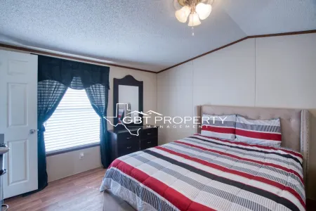 Cozy 2-bedroom mobile home in charming Pecos with AC Отели в г. Пекос