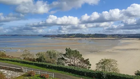 Seaside caravan in Brittany Отели в г. Локирк