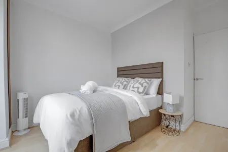 2 bedroom Luxury house London near Subway station