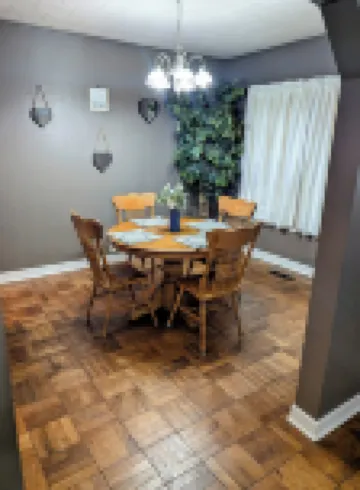 Cozy two-bedroom house with central heat and air. Close to downtown Ark City. 阿肯色城酒店