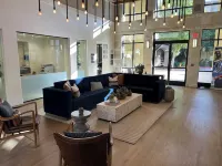 Luxury Modern Condo w/PS5, BOSE sound, UltraFast WiFi, Kingbed+Sofabed+65'' Tv's