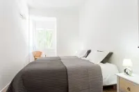 Near the River 3 Bedrooms Flat, with AC for 9