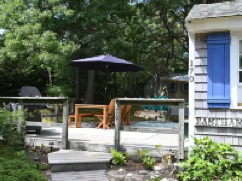 Cape Cottage with 5 beds, large deck, and less than 10 minute walk to the beach! Hotels in Eastham