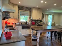 Charming 2-bedroom house with a full remodel in beautiful Denison with WiFi, AC