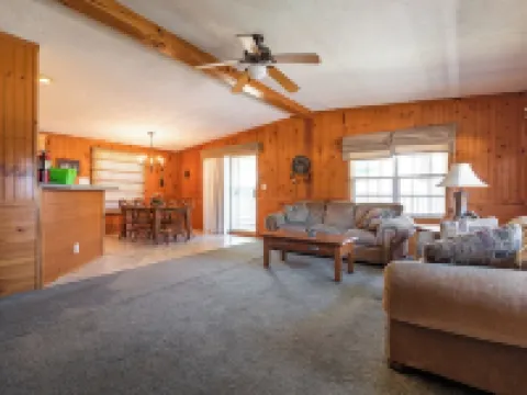 The Wolf Cabin at the Riviera Resort in Neillsville, Wisconsin! デューハーストのホテル