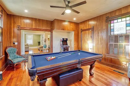 Spacious 4-Bedroom Historical Home w/modern comforts in Old Town McAlester, OK. Отели в г. Макалестер