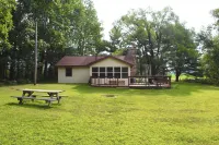Cozy Cabin Retreat - Steps from White Potato Lake