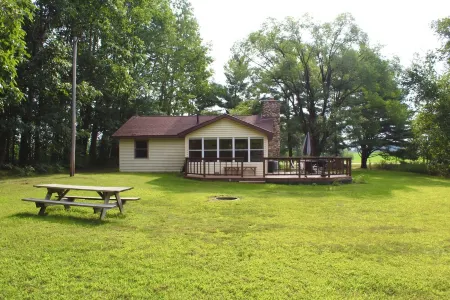 Cozy Cabin Retreat - Steps from White Potato Lake