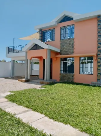 3 bedroom house with private swimming pool and movie theatre