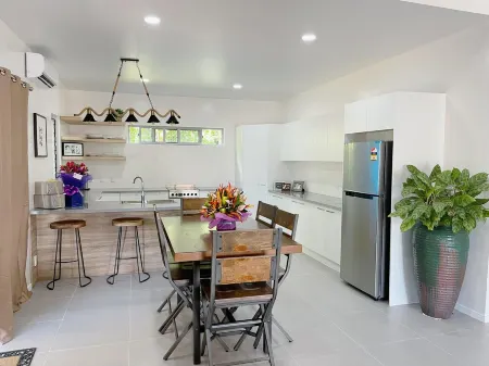 Cozy, Modern, Executive Home 5 minutes from Apia town area
