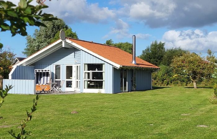 Bright Danish Wooden House with Unobstructed Views of the Countryside, Pets Welcome