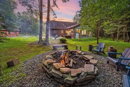 The Catskill Getaway • Near Bethel Woods & Hiking & HOT TUB