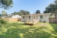 4 Mi to Dtwn Jacksonville: Chic Home w/ Porch!