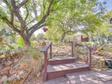 Charming 3-bedroom 3-bathroom house with WiFi, AC in fantastic Buchanan Dam Hotels in Buchanan Dam