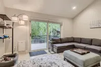 4 bedroom Luxury Mountain Chalet with private hot tub