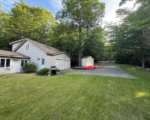 Stunning lakefront home with a boathouse, private dock, firepit and lake views Hotels in Wakefield