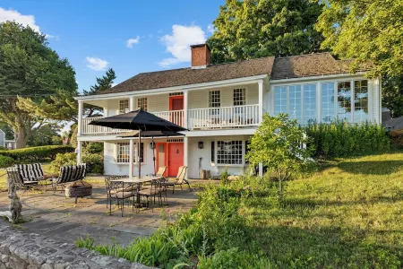 Waterside retreat! 4BR/3BA with private dock/views Отели в г. Клинтон