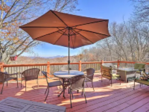 Mtn-View Cabin w/ Deck, 2 Mi to Beech Mtn Slopes! Hotels in Beech Mountain