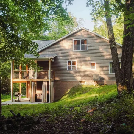 Modern 2 BD cabin with hot tub & Games & Central Loc