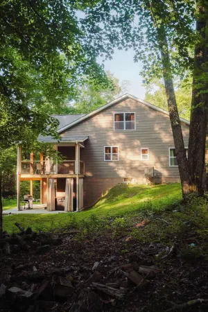 Modern 2 BD cabin with hot tub & Games & Central Loc