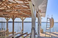 Lakefront Paradise w/ Fire Pit - Dogs Welcome! - 3 tähden